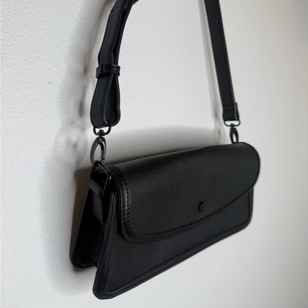 Steve Madden Crossbody Baguette Rectangle Envelope Closure Black Faux leather
